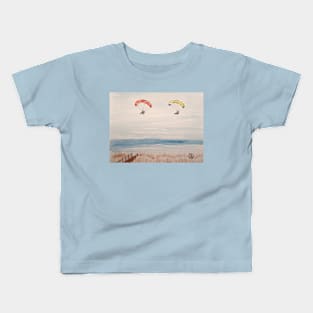 Paragliding along the beach Kids T-Shirt